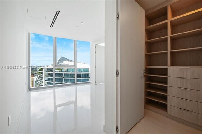 Building Photo - 300 Biscayne Blvd Way