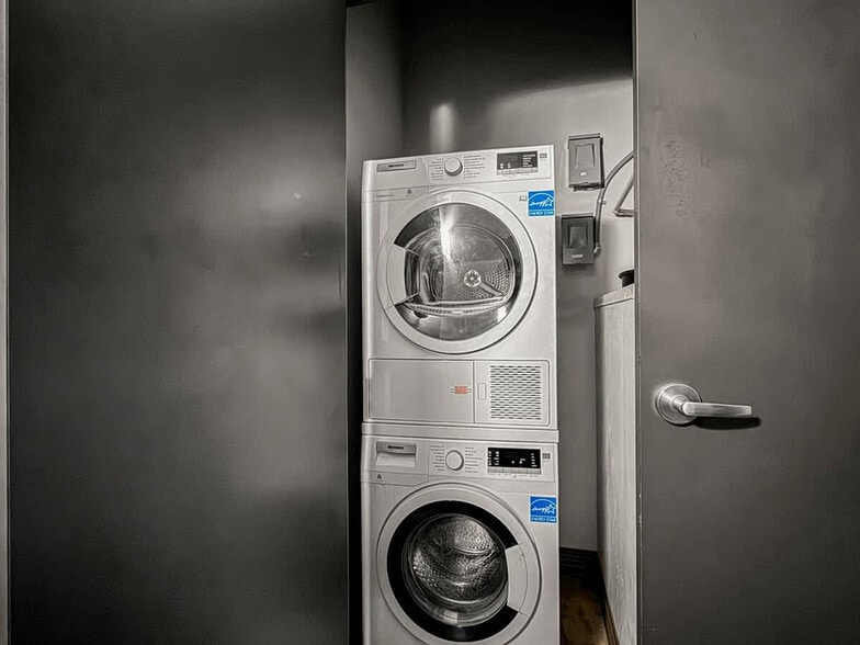 Building Photo - 500 S Ervay St