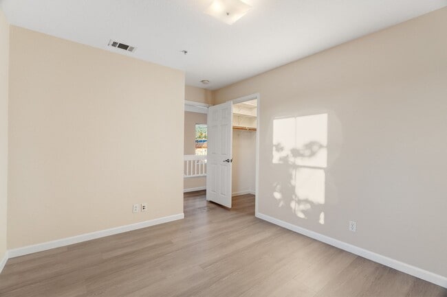 Building Photo - UPGRADED TOWNHOME OFFERS UTMOST CONVENIENCE