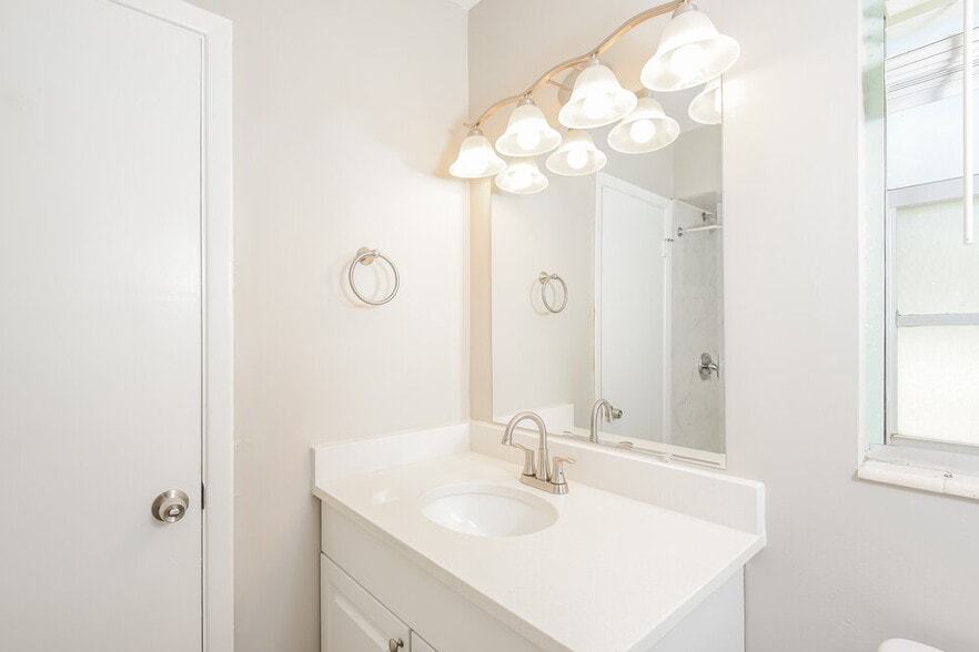 Building Photo - 923 N Grove St