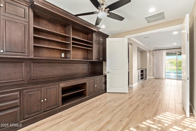 Building Photo - 4322 S Gardenia Dr