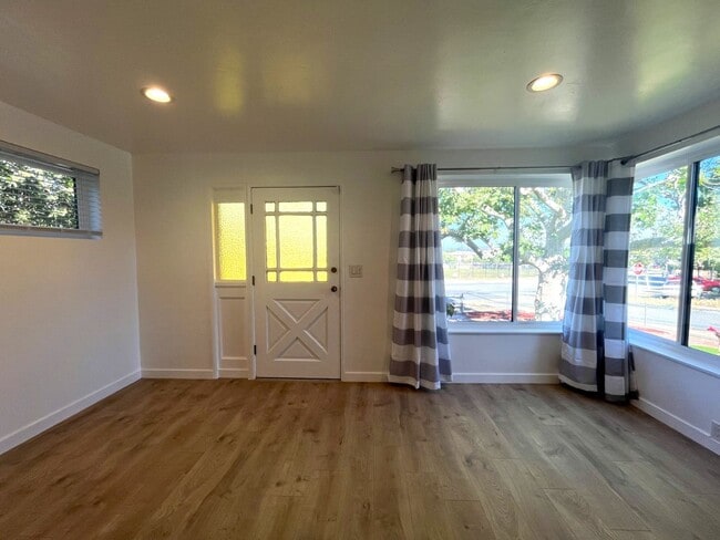 Building Photo - 3 bed, 2 bath located in Riverside!