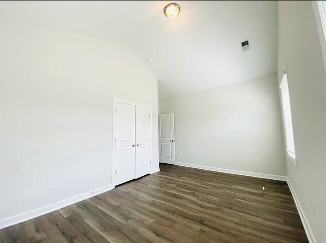 Building Photo - Lovely Three Bedroom Home Located in Lawto...