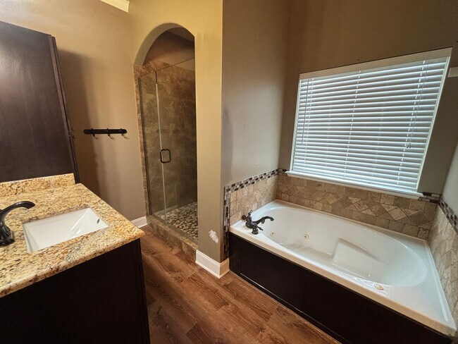 Building Photo - 4 BEDROOM BLANCHARD HOME NEAR I49