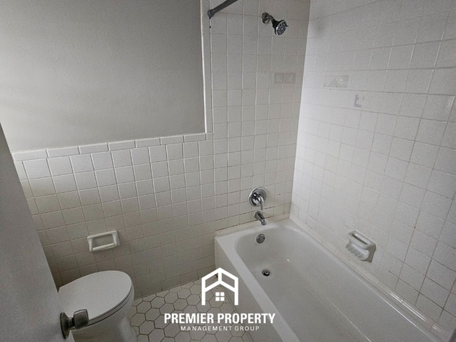 Building Photo - Large 4 Bedroom Home for Rent in Memphis | Hardwood Floors, Fireplace & Fenced Yard