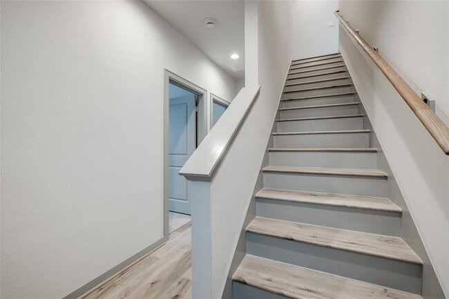 Building Photo - 717 Emile St