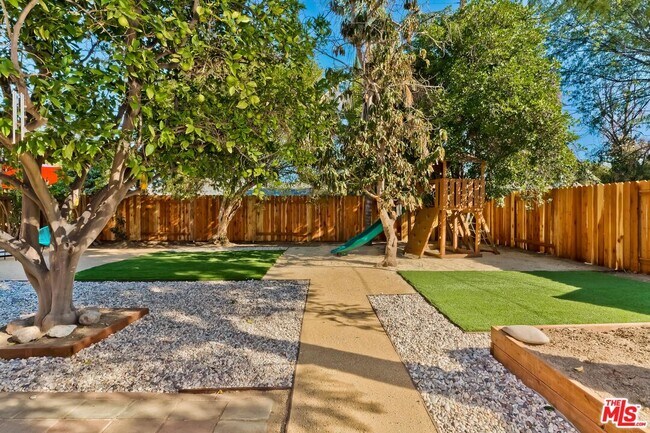 Building Photo - 7236 Encino Ave