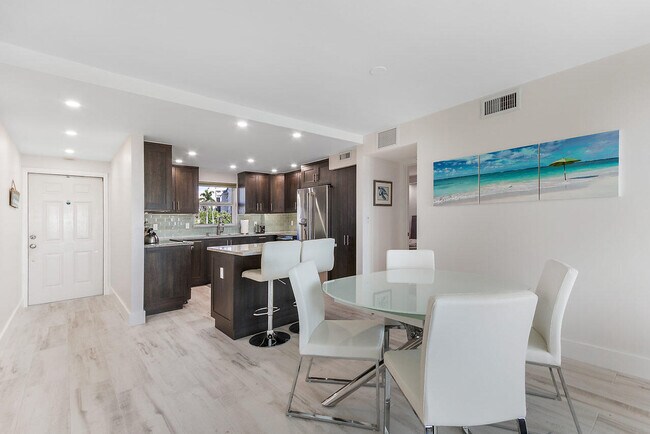 Building Photo - 1160 Hillsboro Mile