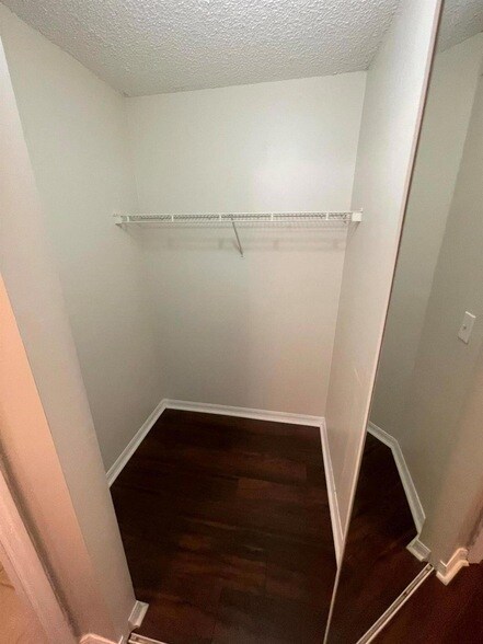 Building Photo - 400 Crestwood Ct N