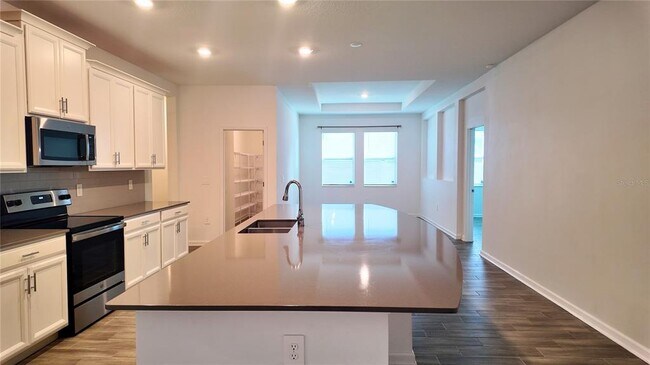 Building Photo - 6366 Lakepine St