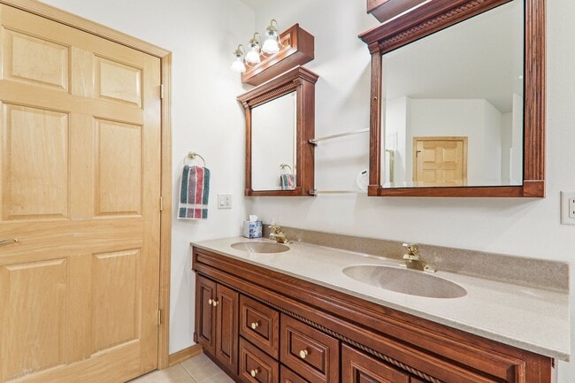 Building Photo - 9621 Shadow Wood Dr