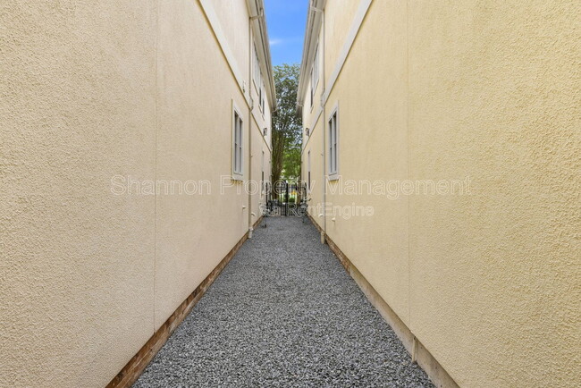 Building Photo - 4424 Blossom St