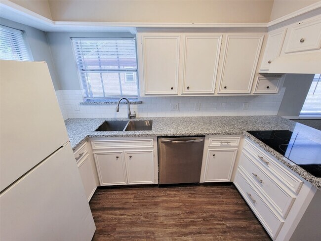 Building Photo - 6606 Brittany Park Ln
