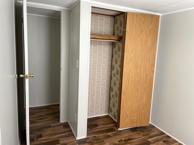 Building Photo - 2 Bed, 1 Bath newly renovated mobile home in park- Pet friendly!