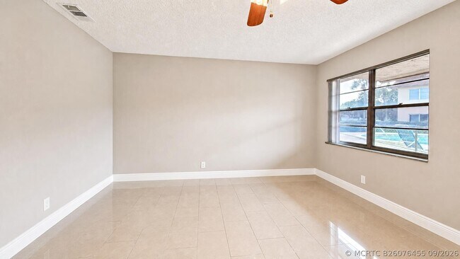 Building Photo - 416 Lakeside Dr