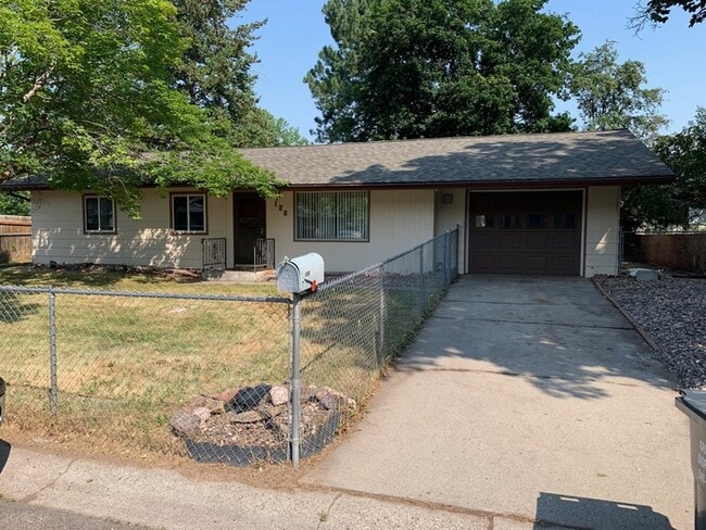 Building Photo - 126 Saranac Dr