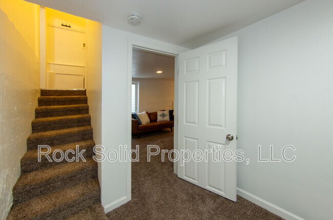 Building Photo - 516 E 6th St