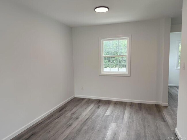 Building Photo - 495 Hawkins Rd