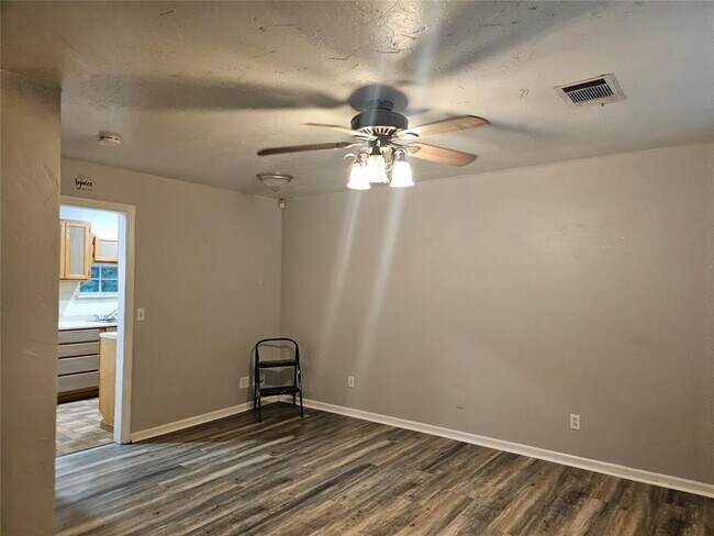 Building Photo - 1112 Jet Dr