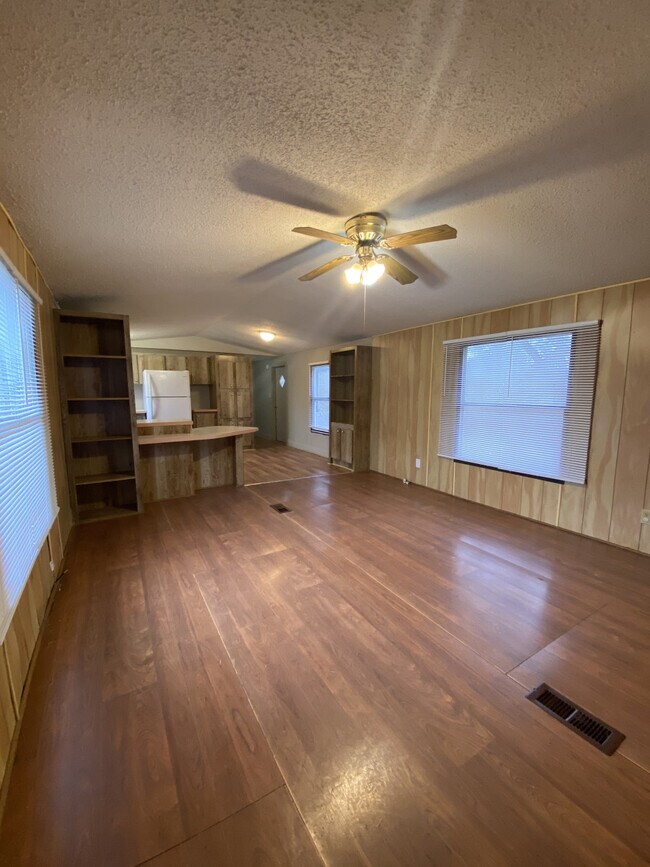 Building Photo - Mill Creek Properties