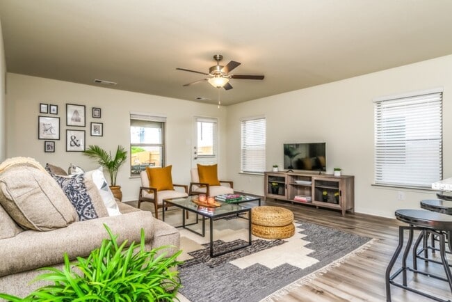 Building Photo - 709 Trinity Trl