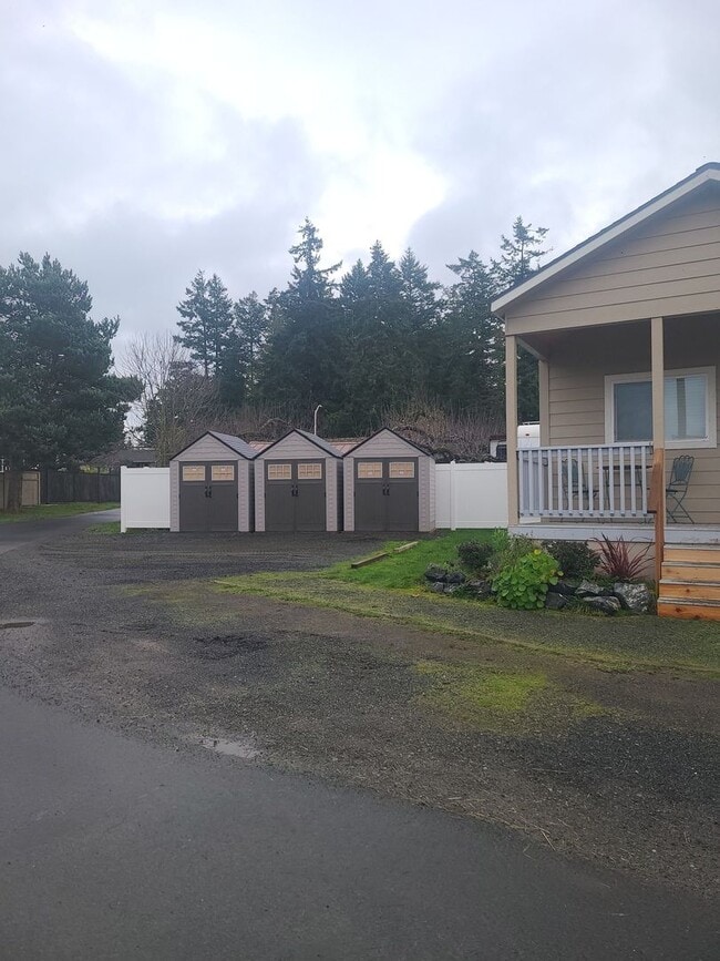 Building Photo - 55+ neighborhood. Light, bright, and move-in ready!