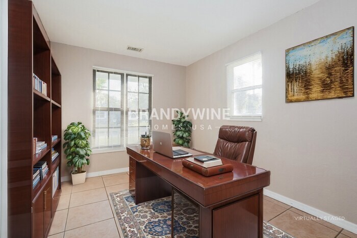 Building Photo - 700 E 7th St