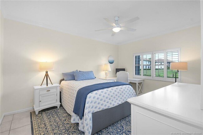 Building Photo - 6062 SE Landing Way