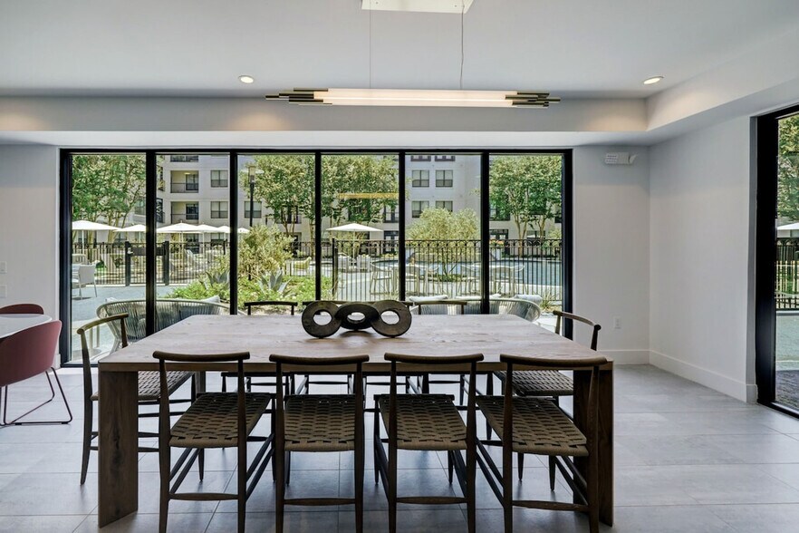 Building Photo - 2137 Pelham Dr