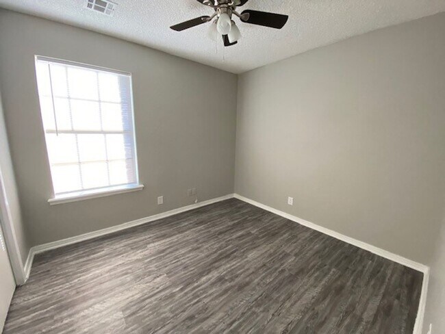 Building Photo - 4 Bed, 2 Bath Corner Lot in Broken Arrow!