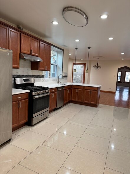 Building Photo - 6140 N Mozart St