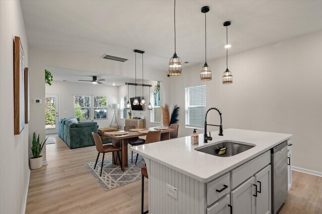 Building Photo - Beautiful 4 Bedroom Home with Office in Nexton