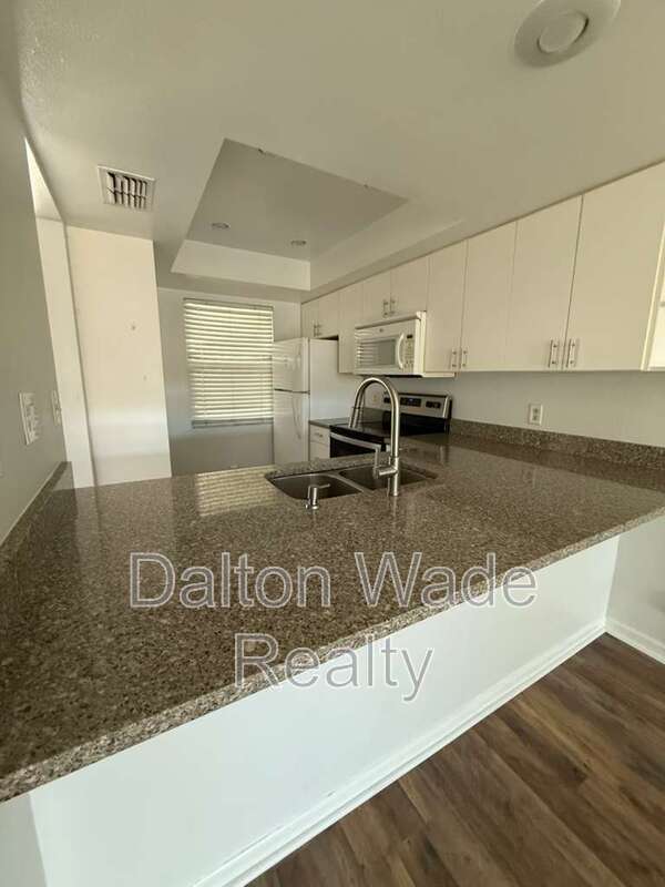 Building Photo - 2045 Sunset Grove Ln