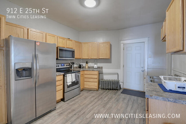 Building Photo - 3 Bedroom 1 Bath Unit - W/D On Site - Furn...