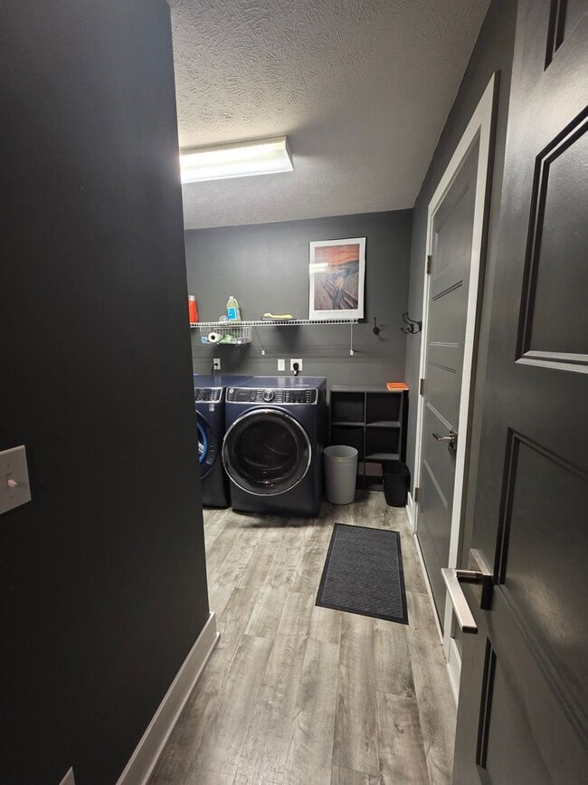 Building Photo - Executive Four Bedroom Rental w/ Office!