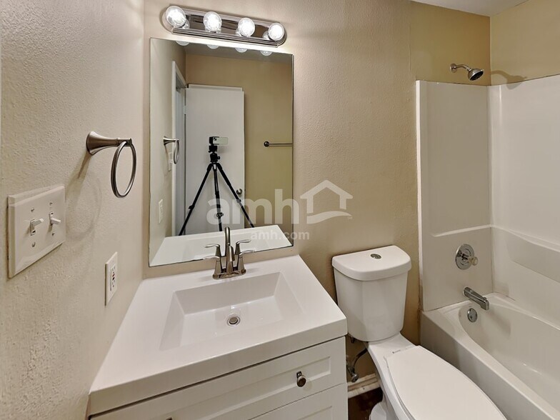 Building Photo - 15243 Kamary Ln