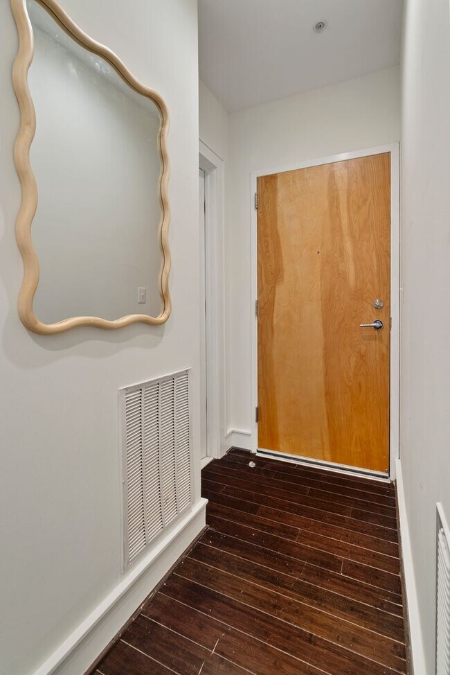Building Photo - Bright One Bedroom plus Den near Metro in ...