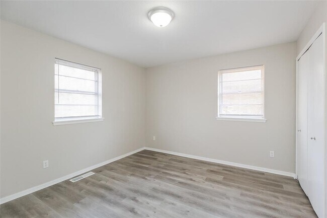Building Photo - 929 W Idylwild Dr