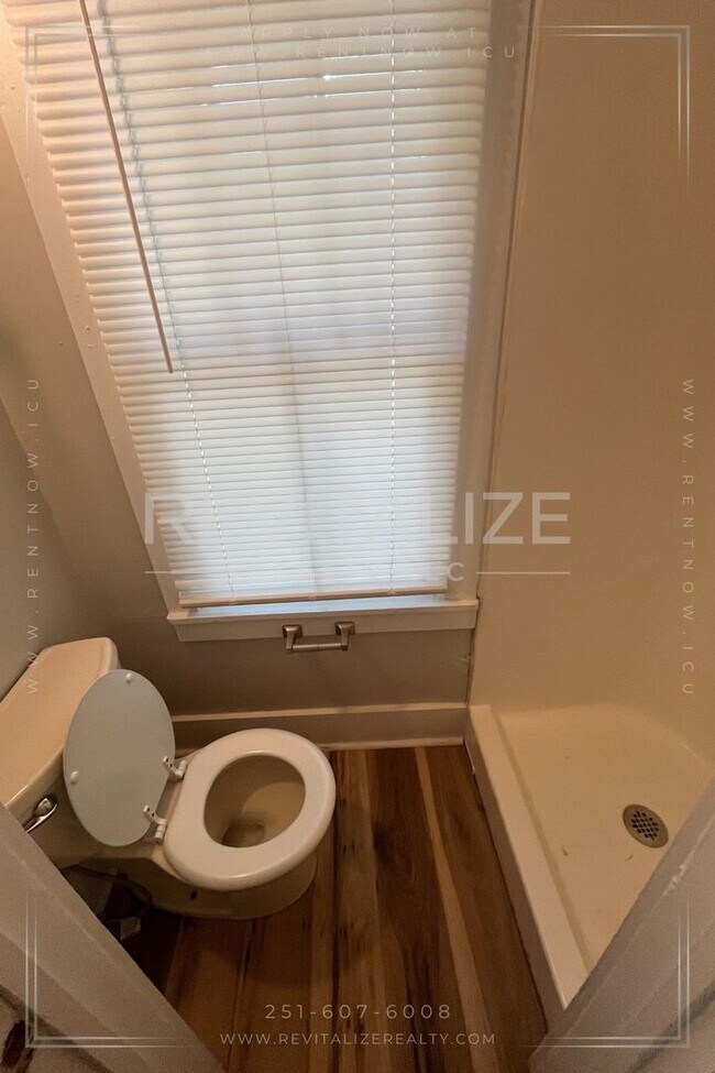 Building Photo - Beautiful Renovated 3 Bedroom/2 Bathroom H...