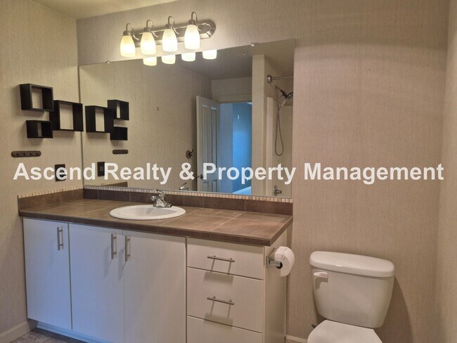 Building Photo - 2Bed/2Bath Tanasbourne Condo Quiet Location MiniSplit AC Assigned Parking Space Water & Garbage I...