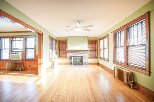 Building Photo - 109 Carver St