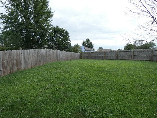 Building Photo - 833 Spring Ct