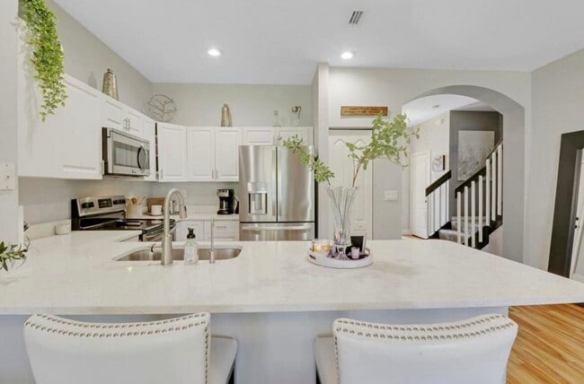 Building Photo - 6086 Seminole Gardens Cir