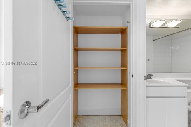 Building Photo - 1800 Sunset Harbour Dr