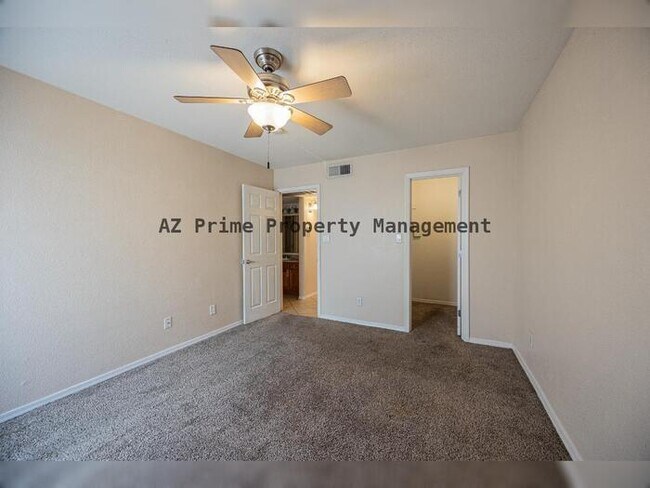 Building Photo - 2121 W Royal Palm Rd