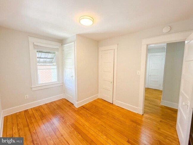 Building Photo - 209 4th Ave