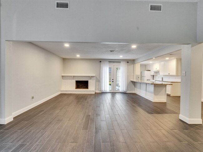 Building Photo - 2123 Quail Valley E Dr