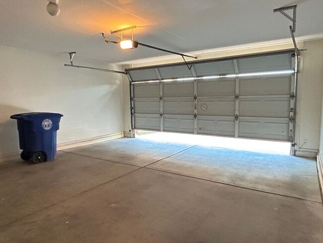 Building Photo - Charming Pocket Neighborhood.