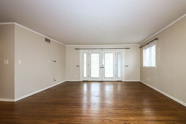 Building Photo - Darling 3 Bedroom With Hardwood Floors!