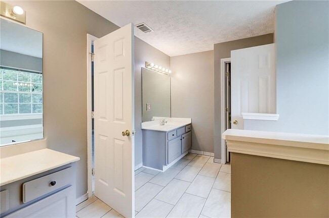 Building Photo - 1061 Chase Creek Ct